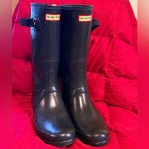 Hunter Rain Boots
women’s size 10
navy blue